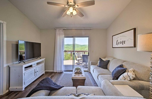 Lake and Ozark Mountain Views, 3 Min to SDC!