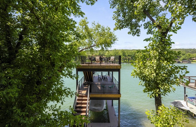 Lake Austin Retreat: Chic Lakeside Living w/a 3-Story Dock & Designer Style
