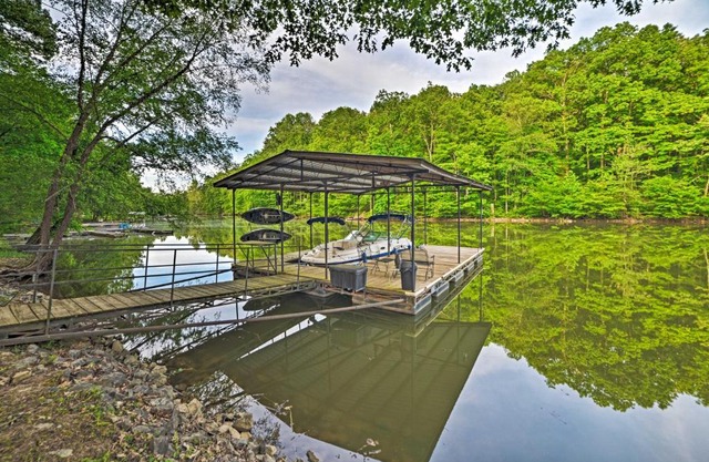 Lake Barkley Home Private Dock, Kayaks, Fire Pit!