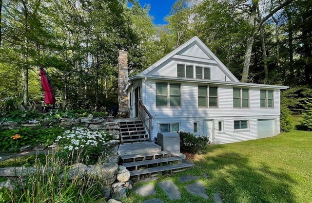 Lake Buel Waterfront: with Sparkling Views, Fire Pit and Kayaks!