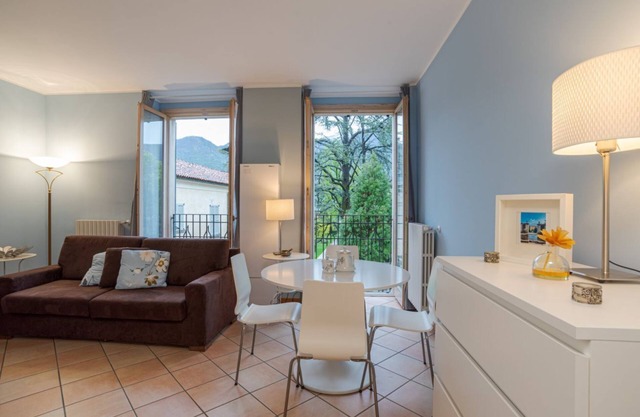 Lake Como Apt with Balcony & Private Parking!