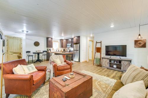Lake Days, Links and Trails! Danbury Cottage