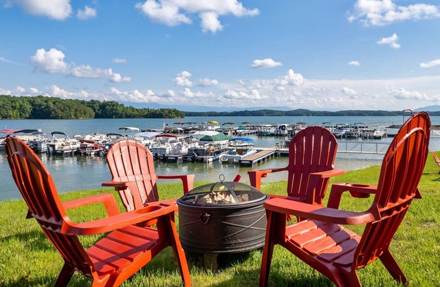 Lake Escape - Lake View / Mountain View / Fire Pit / Corn Hole / Hot Tub