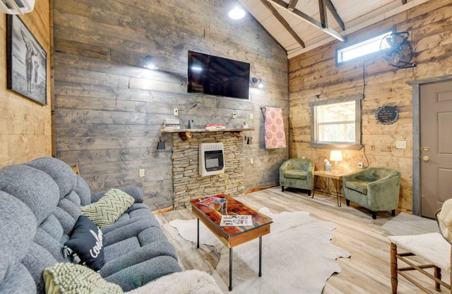 Lake Eufaula Access: Cozy Wood Cabin w/Yard!