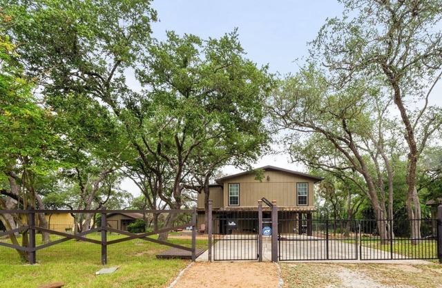 Lake Forest Escape: Secluded Retreat with Breathtaking Lake & Country Views