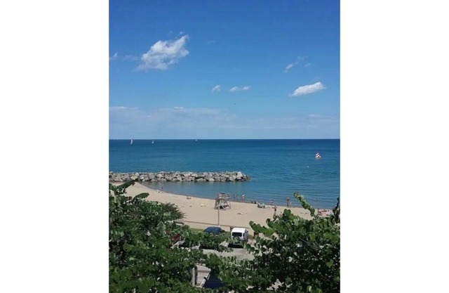 Lake Forest Luxury 4 Bedroom with Beach nearby