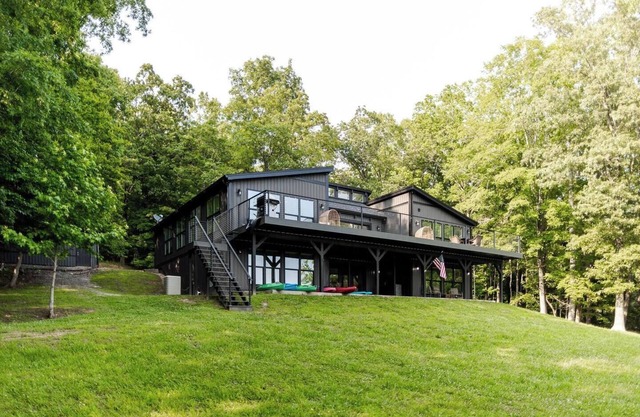 Lake Front! 8 bedroom* Dock! Fire Pit ! Game Room!