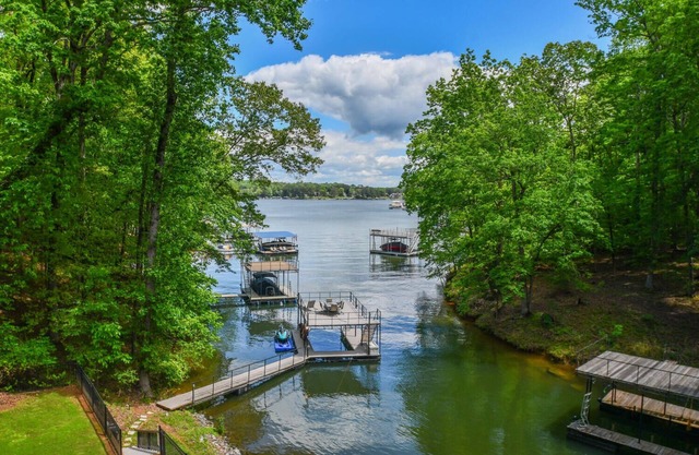 Lake front home near hiking wineries hot tub kayak dock and outlet mall