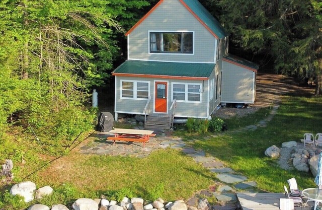 LAKE FRONT MAGIC. A Secluded cottage in the Adirondack Park on MOUNTAIN LAKE