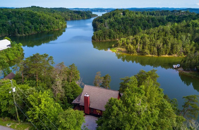 Lake Front-Swimming Pool Access-Private Dock-2 Bedroom-Arcade game-Hot Tub