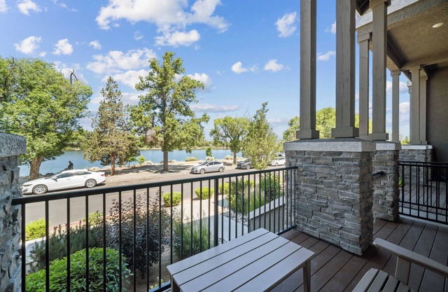 Lake Front Villa. Views! Views! Once you park your car, you won't want to leave.