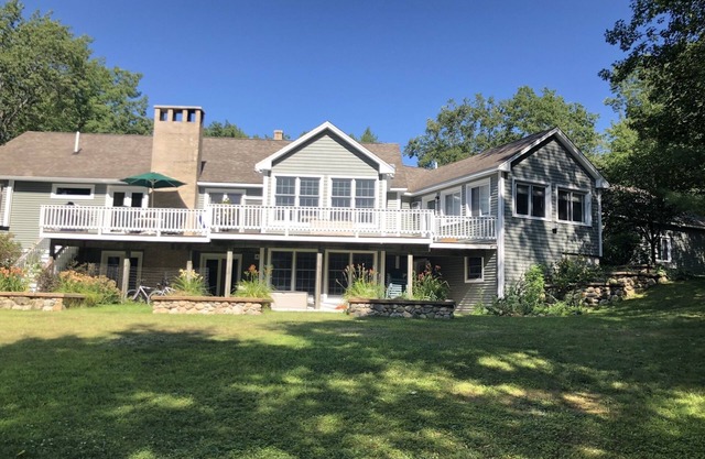 LAKE HOME! HOT TUB, GYM, FREEgolf cart, 2 kitchens