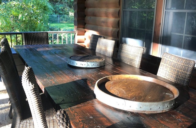 Lake House, 170 ft of waterfront, hot tub, outdoor TV's an fireplaces,.