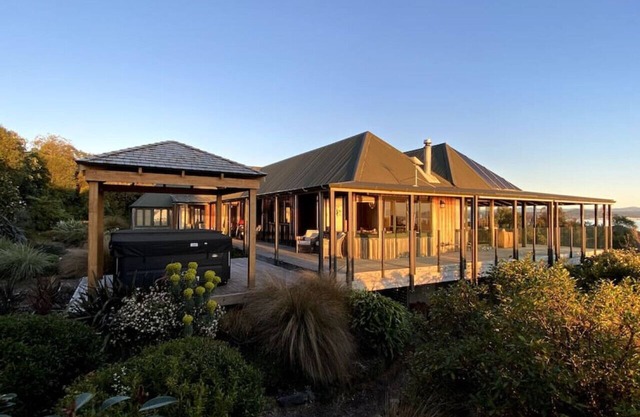 Lake House Escape - private & peaceful luxury living, spacious with incredible lake views