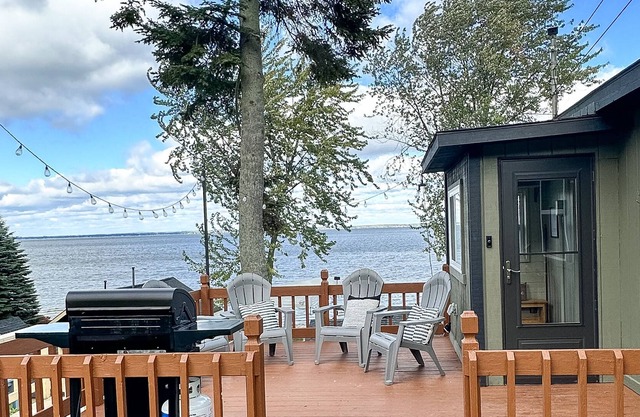 Lake House, Steps to Lake, Beach, Private Deck