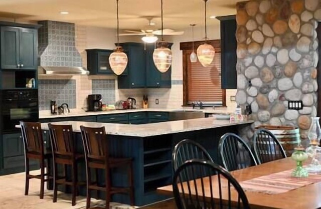 Lake House Upscale Sleeps 10, Pet Friendly East Texas Pines