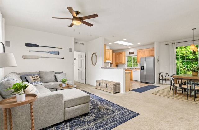 Lake House With Private Sandy Beach, Pet Friendly, Fishing, Hot Tub, BBQ, Fire-Pit, 1 Mile to Ocean