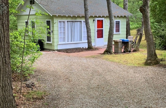 Lake Huron access wooded 2-bedroom cottage with WiFi in charming Oscoda