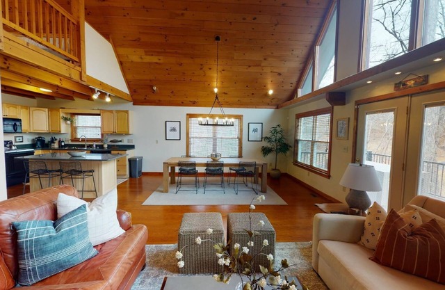 Lake Keowee Cabin: Peaceful and Bright