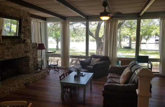 Lake LBJ - Constant Level Waterfront on Chevy Cove - 4 king beds