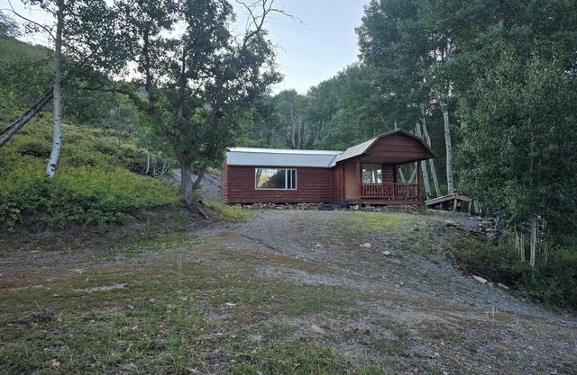 Lake Log Cabin Getaway
