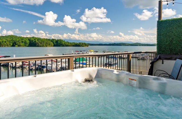 Lake My Day (1-Bedroom Villa) by RedAwning