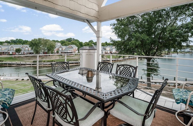 Lake Norman Luxury Waterfront 3rd floor Condo with Elevator, Pool, Tennis