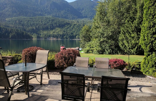 Lake Sutherland Home, Hot Tub, Private Dock, 2 Acres, Bunk House/Game Room!