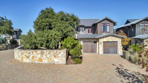 Lake Travis Cottage - Hot Tub - Pickleball - BBQ