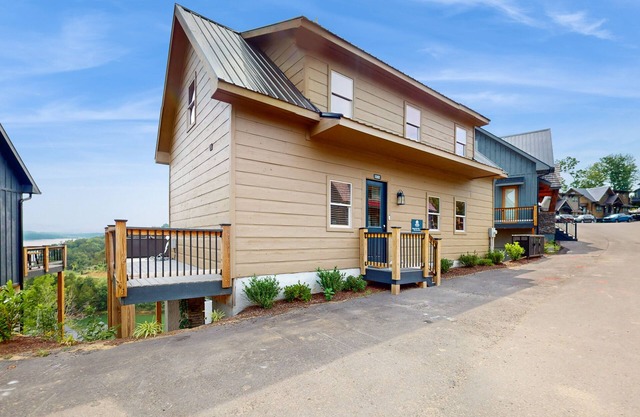 Lake view home w/hot tub, rocking chairs, fireplace, & free attraction tickets