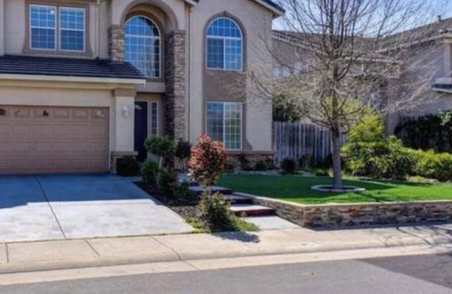 Lake view house 3300 sqf 15 beds