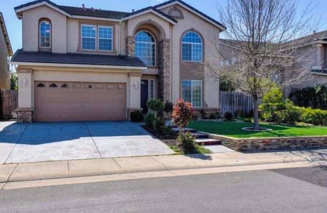 Lake view huge house 3300 sqf