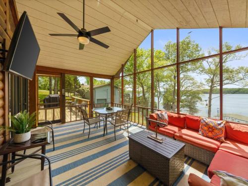 LAKE Views-Dock-FISH-Jacuzzi-Boat Rental service