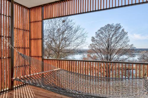 Lake Views Walk to Bars & Food Downtown Vibes