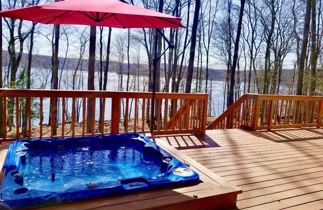 Lake Wallenpaupack water front, hot tub, boat dock, kayaks, pontoon boat, swings