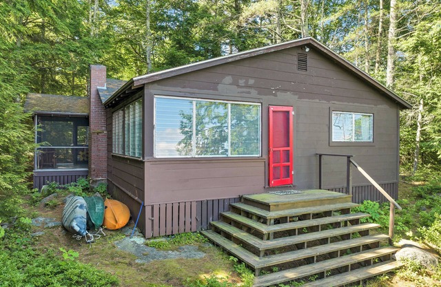 Lake Winnipesaukee Waterfront Cottage in Moultonborough