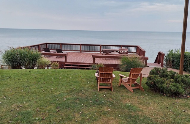 Lakefront - 4BR w/Hot Tub & Sauna