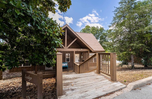 Lakefront Branson Cabin: 6 Mi to Branson Strip!