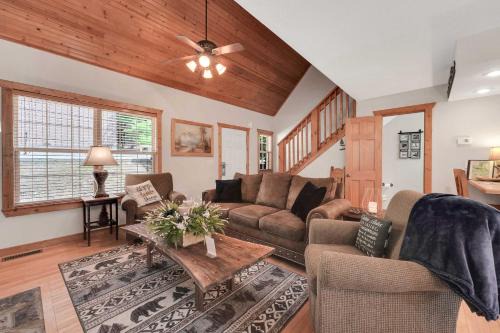 Lakefront Branson Cabin 6 Mi to Branson Strip!