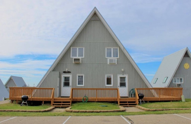 Lakefront Chalet #18 w/Beach Access, Pools, Sport Courts, Fishing Pond & more!