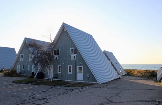 Lakefront Chalet #16 w/Beach Access, Pools, Sport Courts, Fishing Pond & more!