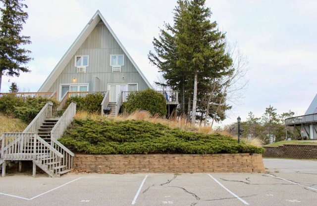 Lakefront Chalet #35 w/Beach Access, Pools, Sport Courts, Fishing Pond & more!