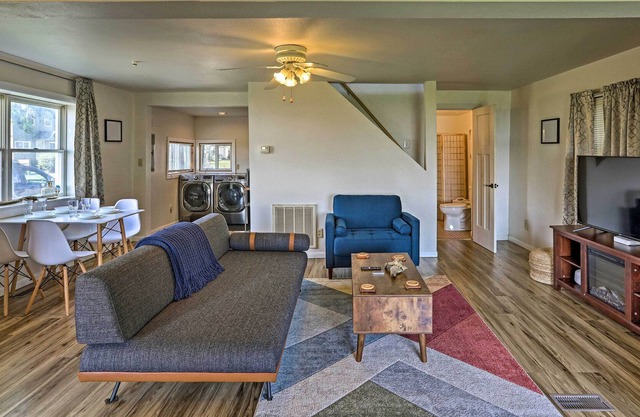 Lakefront Cottage 6 Miles to Downtown Toledo!