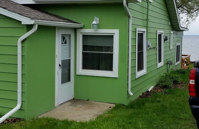 Lakefront Cottage, family friendly, close to everything but away from it all