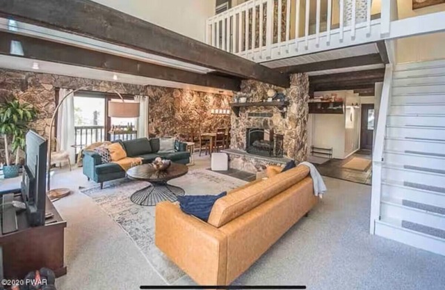 LAKEFRONT Cozy Cabin With Dock & Amazing view in The Poconos