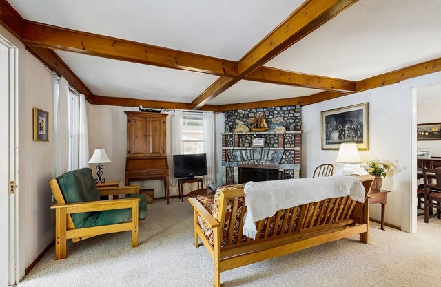 Lakefront dog friendly cottage w/a dock & beautiful sunset views