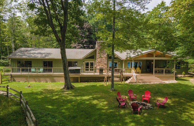 Lakefront Dog Friendly Cottage w/Dock & Fire Pit