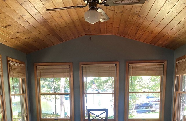 Lakefront Getaway! Private Beach, Kayaks, paddle boat, dock & more 🎣 ☃️🛷👙☀️