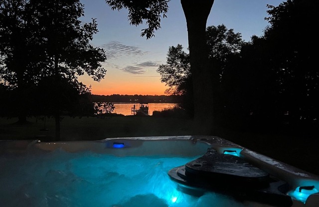 Lakefront Getaway: Sauna, Hot Tub, Firepit & More! 3 Bedroom Home by RedAwning