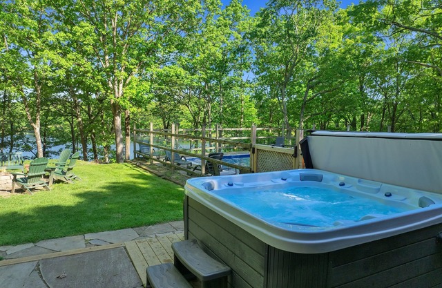 Lakefront, Heated Pool, Pvt Hot Tub, Arcade, Dock Ping Pong, Foosball